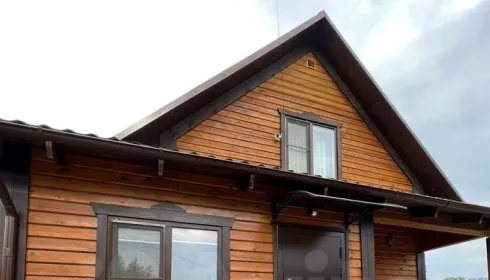 За ТЦ Волна в Барнауле за 8,1 млн рублей продают круглогодичный сосновый дом