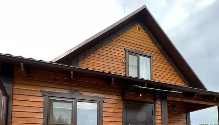 За ТЦ Волна в Барнауле за 8,1 млн рублей продают круглогодичный сосновый дом