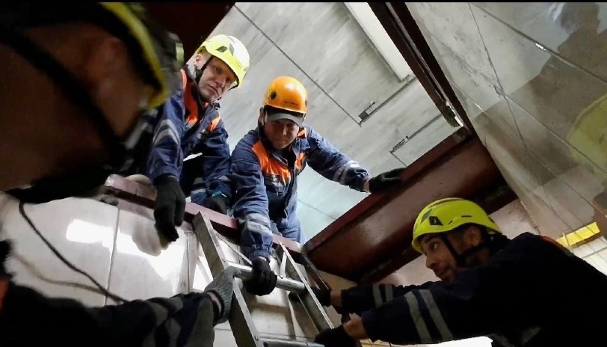 Барнаулец пригнал свою машину в автосервис и случайно упал в смотровую ...