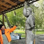 В барнаульском парке Изумрудный восстановят найденную в земле советскую статую
