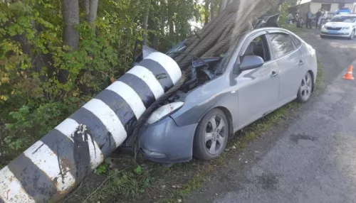 Житель Алтайского края всмятку разбил машину об опору моста