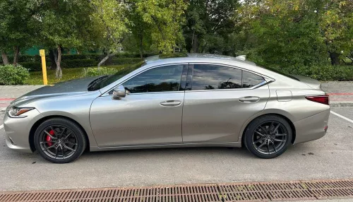 Lexus бизнес-класса с салоном в редком цвете продают в Горном Алтае. Фото