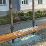 На Алтае неизвестные вандалы повредили новые стеклянные остановки