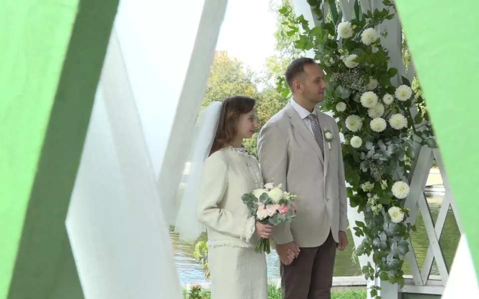 В барнаульском парке Изумрудном прошла первая выездная свадьба