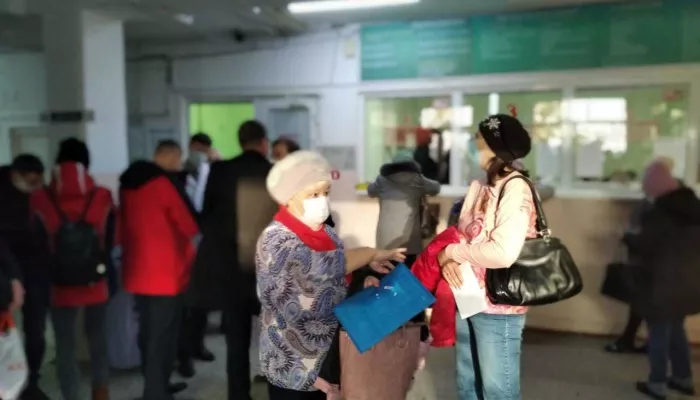 Путин поручил разгрузить врачей и учителей от бумажной работы