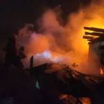 В Барнауле на площади 100 квадратов загорелись два дома