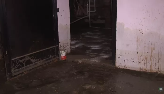 Жители дома в Бийске вынуждены соседствовать с затопленным фекалиями подвалом