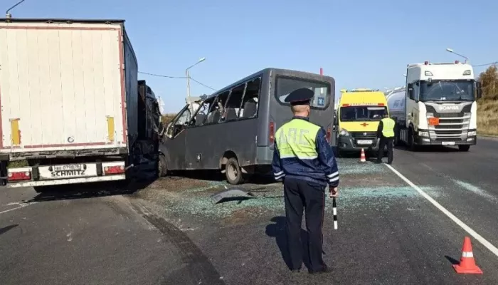 Три человека погибли, 16 пострадали в ДТП с грузовиком в Нижегородской области