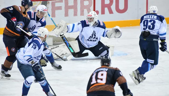 Хоккеисты Динамо-Алтая успешно начали выездную серию матчей на Урале