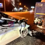 В Барнауле ночью иномарка влетела в припаркованный грузовик