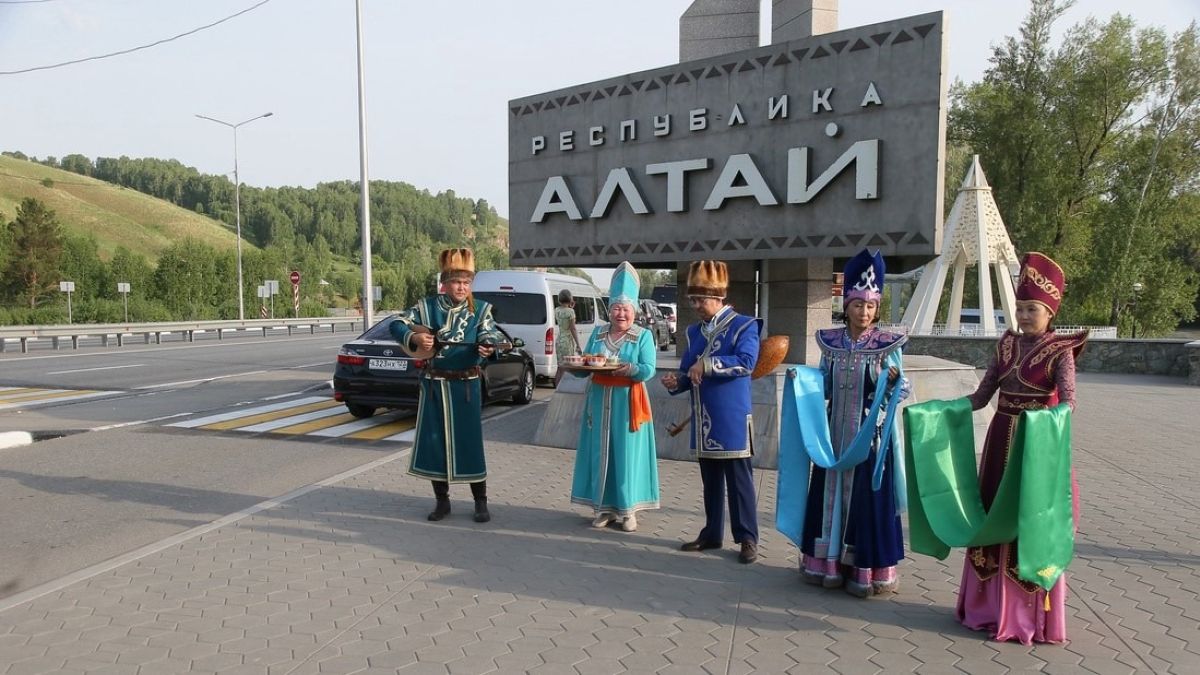 На въезде в Республику Алтай во время во время ретропробега к 100-летию Чуйского тракта