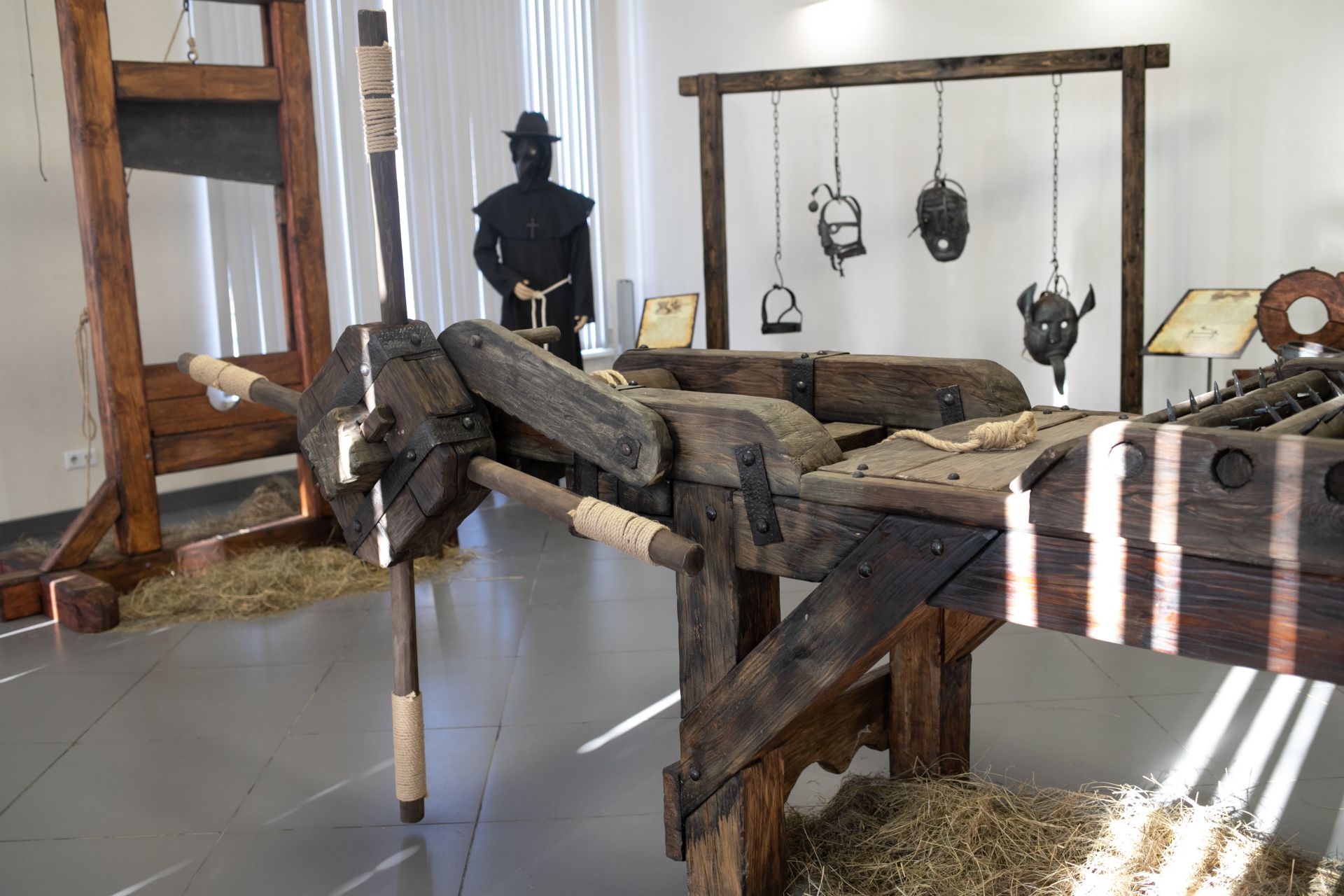 Барнаульцам предлагают "примерить" средневековые орудия пыток.