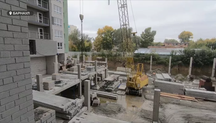 В Барнауле возобновили строительство проблемного дома на улице Петра Сухова