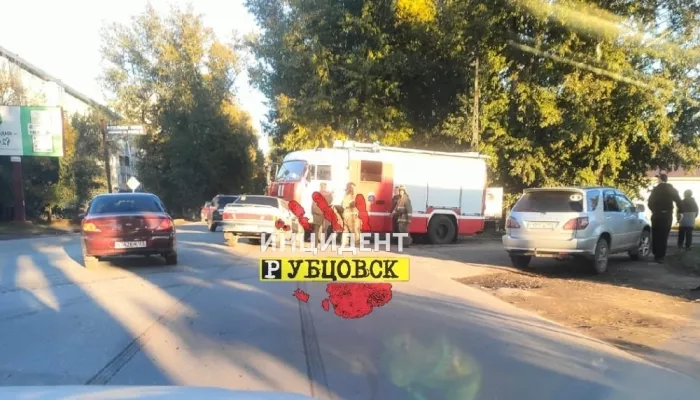 В Рубцовске легковушка влетела под пожарный автомобиль