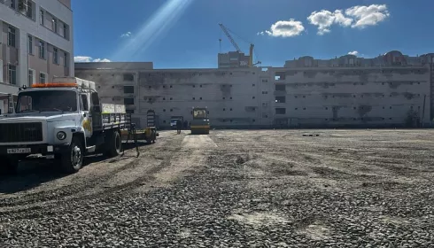 В Барнауле строят большую парковку рядом с новым зданием поликлиники №14