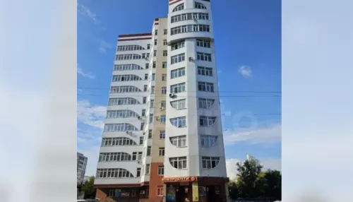 В центре Барнаула за 12 млн продают классическую двушку с лепниной и колоннами