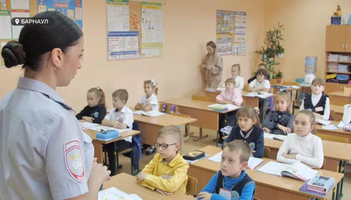 Безопасный маршрут. Служащие ГИБДД проводят в школах Барнаула специальные уроки