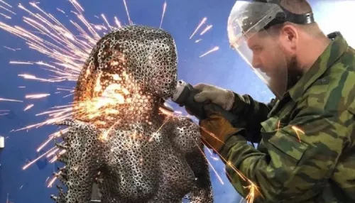 Барнаульский автомеханик смастерил скульптуру из 11 тысяч гаек