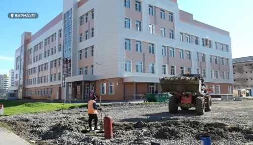 У нового здания барнаульской поликлиники №14 начали строить парковку
