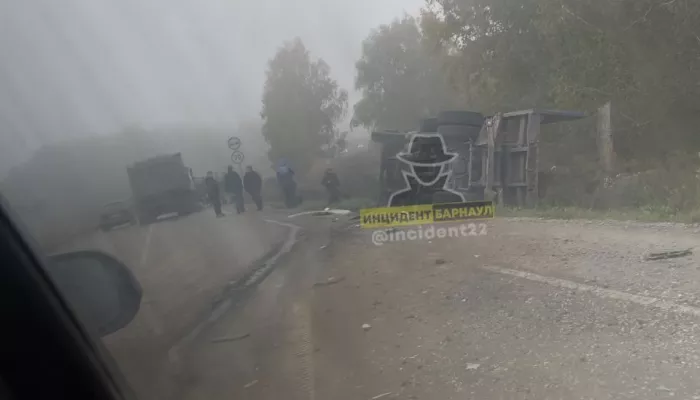 На туманных алтайских трассах произошло два ДТП с грузовиками