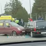 На шоссе Ленточный бор в Барнауле столкнулись две легковушки