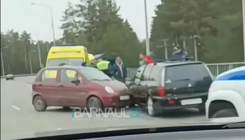 На шоссе Ленточный бор в Барнауле столкнулись две легковушки