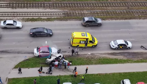 В Барнауле легковушка снесла столб на Антона Петрова