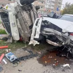 Появились фото и видео серьезного ДТП с иномарками и столбом в Барнауле
