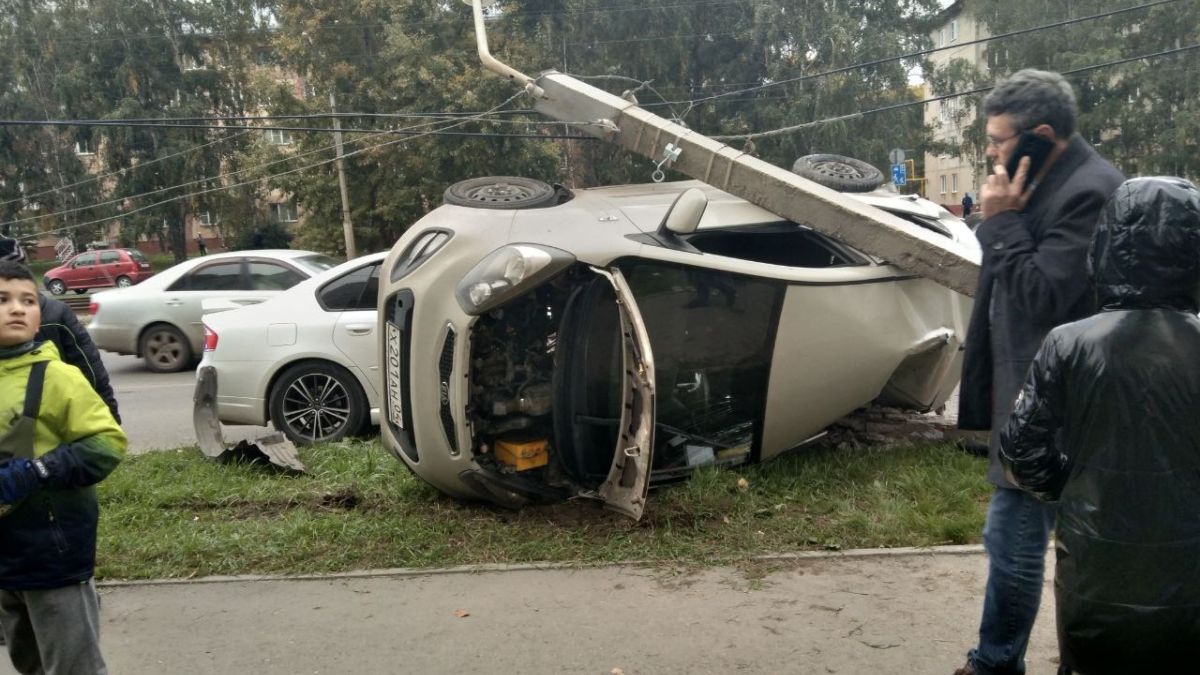 Названы подробности ДТП со столбом на улице Антона Петрова в Барнауле |  02.10.2023 | Барнаул - БезФормата