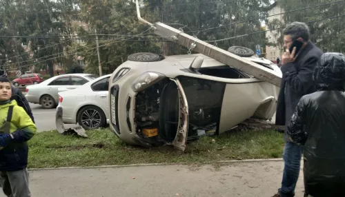 Названы подробности ДТП со столбом на улице Антона Петрова в Барнауле