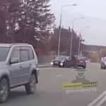 В Барнауле легковушка выехала на встречку и ударила авто
