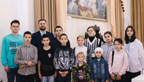 В Барнауле для сирот и детей из нуждающихся семей провели экскурсию в музее