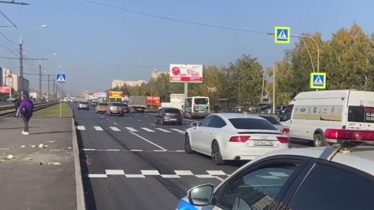 В Барнауле буксируемое авто вылетело на остановку