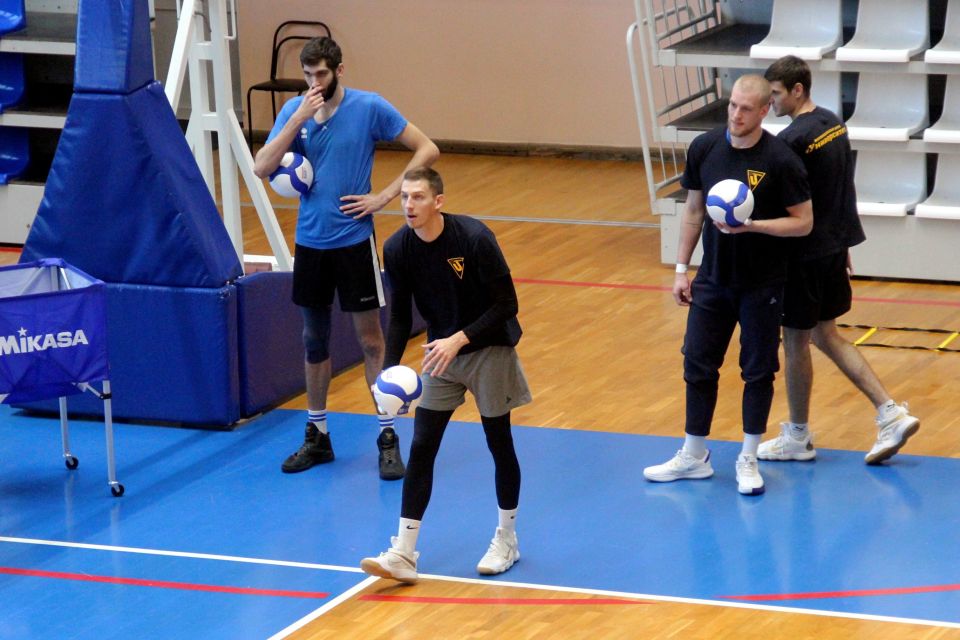 Тренировка волейбольного клуба "Университет"
