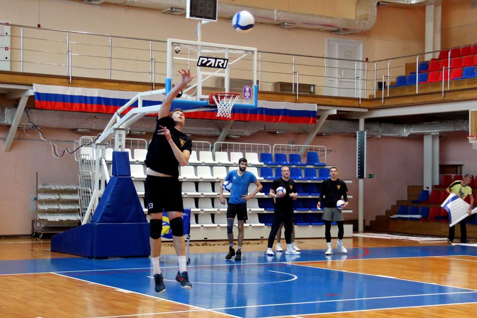 Тренировка волейбольного клуба "Университет"