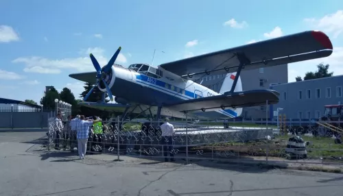 С площади в аэропорту Барнаула убрали самолет Ан-2