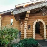В Барнауле за 12,2 млн рублей продают деревянный дом ручной работы