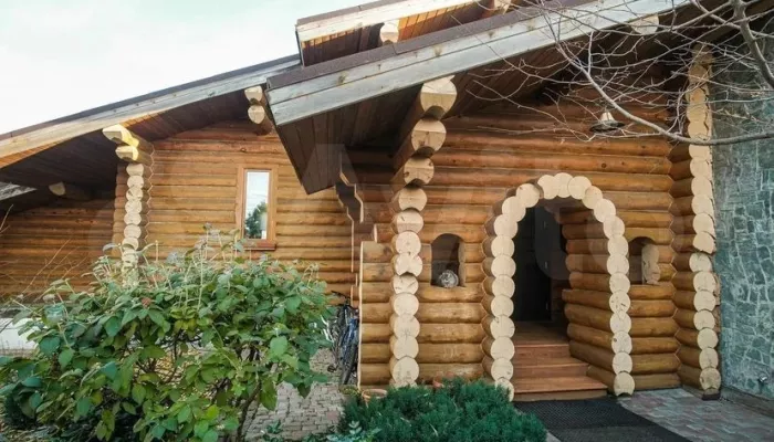 В Барнауле за 12,2 млн рублей продают деревянный дом ручной работы