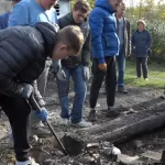 Алтайские волонтеры помогли семье, у которой сгорел дом