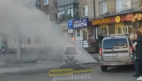 В Барнауле фонтан воды забил из асфальта около ТЦ Империя