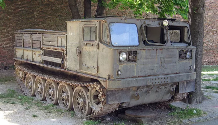 Жителя Алтайского края в День Победы насмерть переехал импровизированный танк