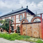 В Барнауле продают шестикомнатный коттедж с изумрудными арками и каминным залом