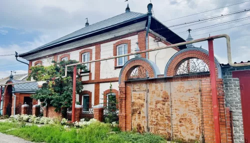 В Барнауле продают шестикомнатный коттедж с изумрудными арками и каминным залом