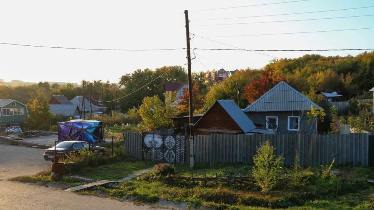 Жители частных домов в Барнауле остались без воды после пожара у соседа