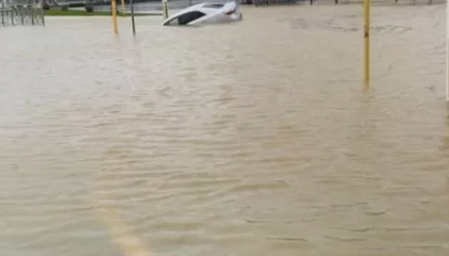 На Сахалине баня и автомобили поплыли по дорогам из-за мощного тайфуна