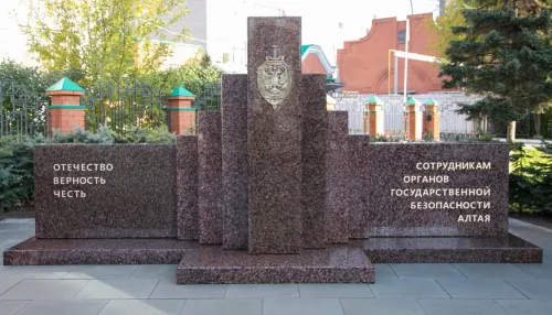 В Барнауле открыли памятник сотрудникам алтайской ФСБ