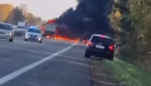 В Алтайском крае на трассе загорелся грузовик