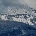Снег в горах Алтая выпал почти на месяц позже обычного. Фото