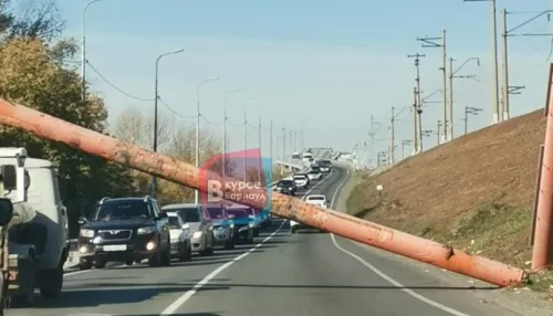 В Барнауле на Старом мосту грузовик снес ограничитель и скрылся с места ДТП
