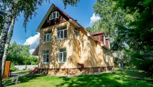 В Барнауле продают особняк с банным комплексом, камином и зимним садом